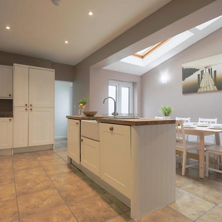 Spacious 4 Bedroom House- Walking Distance To City Centre & Great Backyard Cardiff Exterior foto